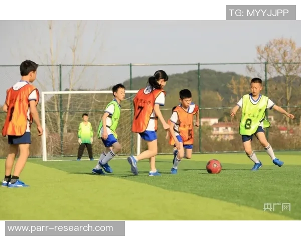 刺猬头的足球明星如何在绿茵场上展现独特风采与魅力 刺猬头的足球明星如何在绿茵场上展现独特风采与魅力