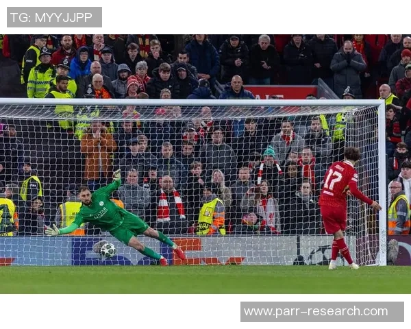 昔日足球明星退役后生活照曝光展现不同人生风貌与精彩瞬间