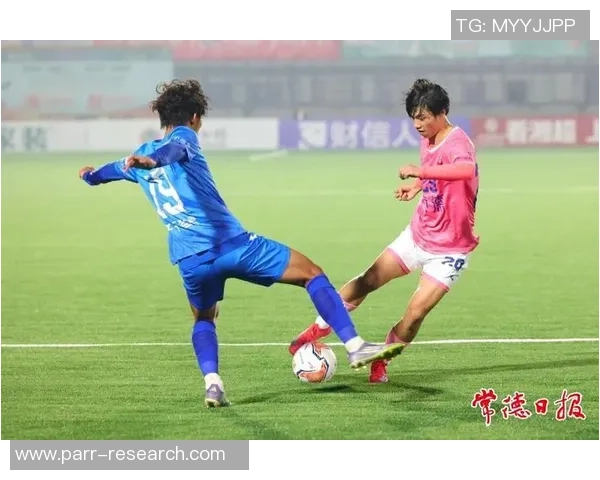 足球明星与粉丝互动共舞精彩瞬间展现热情与魅力