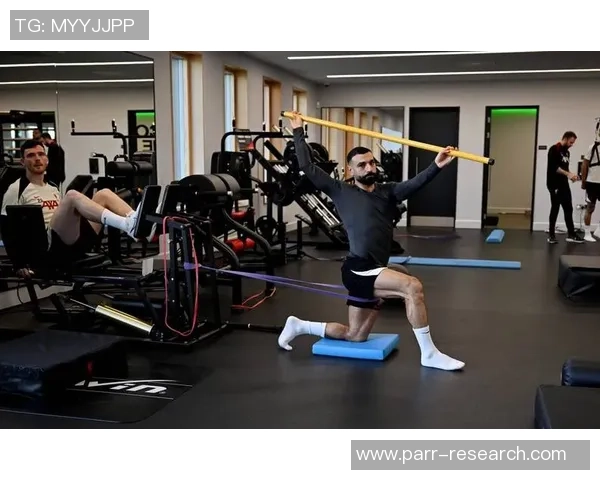 足球明星健身房揭秘训练秘笈与健康生活方式的完美结合 足球明星健身房揭秘训练秘笈与健康生活方式的完美结合