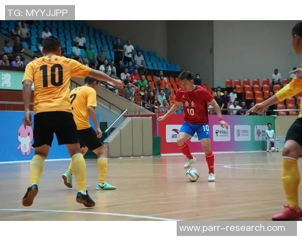 足球明星在训练场上独自挥洒汗水展现超凡技艺的精彩视频合集 足球明星在训练场上独自挥洒汗水展现超凡技艺的精彩视频合集