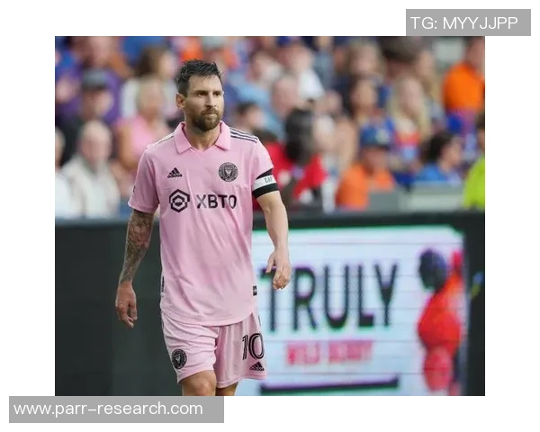 足球明星比赛意外露鸟引发热议球迷反应各异引关注 足球明星比赛意外露鸟引发热议球迷反应各异引关注