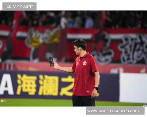 足球明星脱口秀:揭秘绿茵场背后的故事与趣闻,欢笑与感动齐飞扬